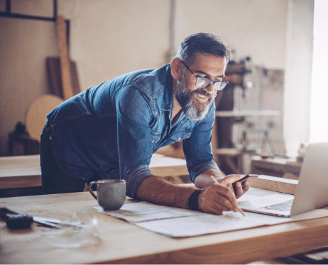 Comparateur de mutuelles d'entreprise homme bureau santé